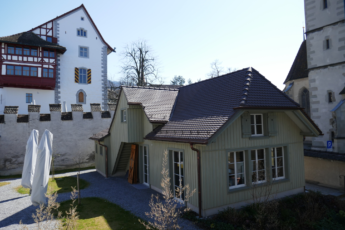Bauhütte mit Garten, im Hintergrund Museum Burg. Hier findet "Theos Offenbar" statt. Bauhütte mit Garten, im Hintergrund Museum Burg. Hier findet "Theos Offenbar" statt.