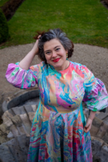 Nora Gomringer, schweizerisch-deutsche Performerin und Dichterin, begeisterte das Publikum am 2. April 2024. Nora Gomringer, schweizerisch-deutsche Performerin und Dichterin, begeisterte das Publikum am 2. April 2024.