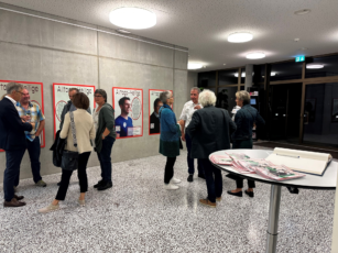 Vernissage im Foyer Archesaal mit Plakaten der Alltagsheiligen an der Wand, 25. September 2023.