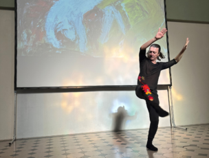 Karwan Omar tanzt zu Bildern von Maria Hafner, Gottesdienst vom 2. April 2023.