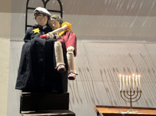 Dunjascha zeigte in ihrem Puppentheater auf eindrückliche Weise die Lebensgeschichte von Anne Frank. Dunjascha zeigte in ihrem Puppentheater auf eindrückliche Weise die Lebensgeschichte von Anne Frank.
