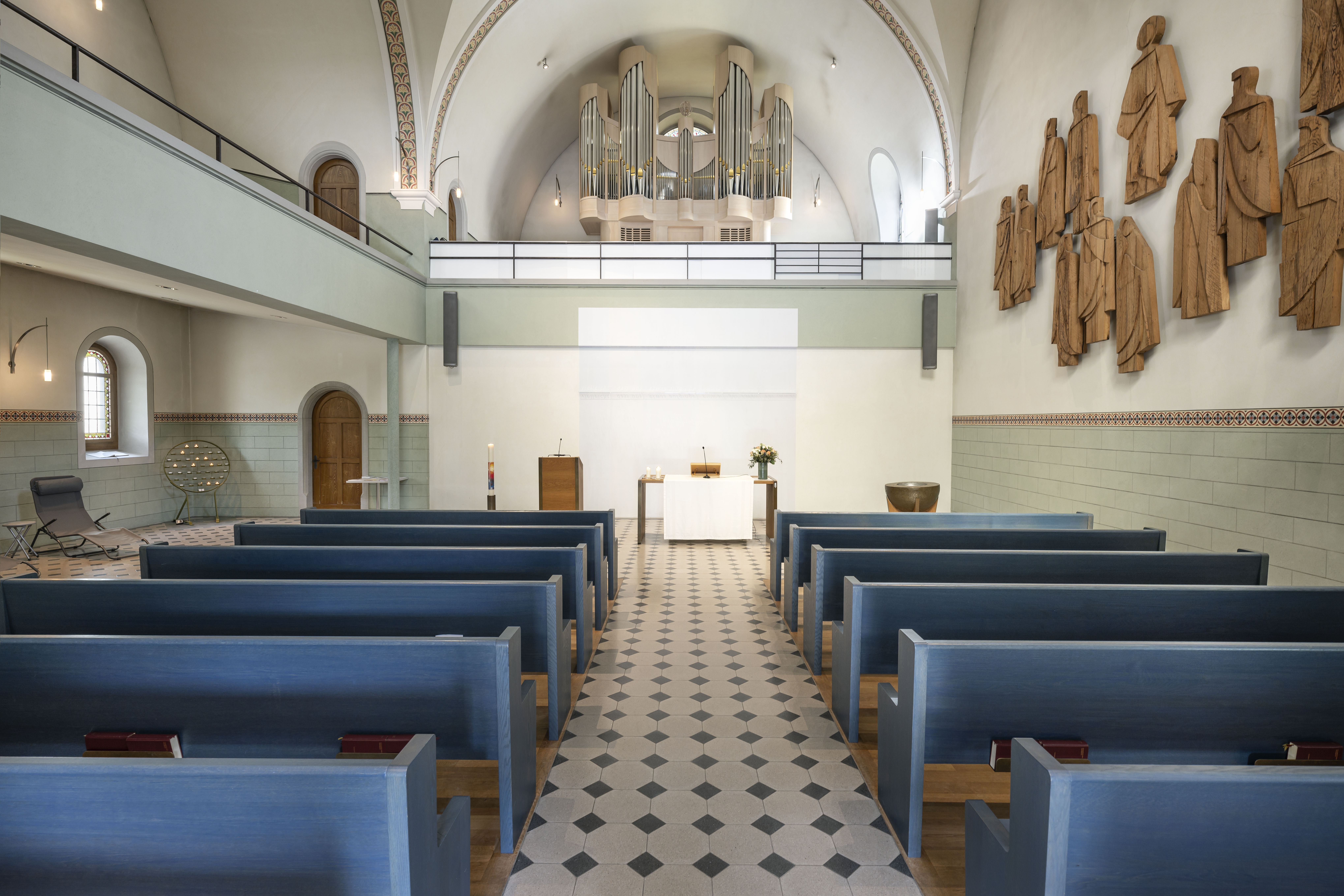 Innenansicht Reformierte Kirche Zug Richtung Abendmahltisch. © Regine Giesecke