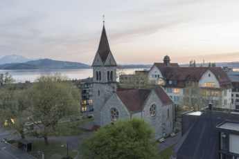 Reformierte Kirche Zug mit Blick auf See und Berge © Regine Giesecke Reformierte Kirche Zug mit Blick auf See und Berge © Regine Giesecke
