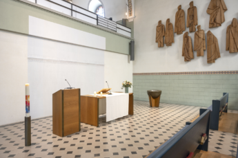 Innenansicht Reformierte Kirche Zug mit Osterkerze, Redepult, Abendmahltisch und Taufstein © Regine Giesecke Innenansicht Reformierte Kirche Zug mit Osterkerze, Redepult, Abendmahltisch und Taufstein © Regine Giesecke