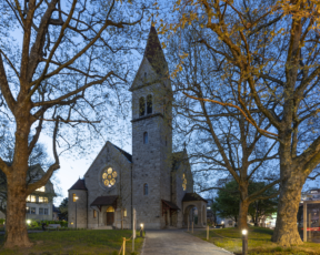 Abendstimmung Reformierte Kirche von der Alpenstrasse her © Regine Giesecke Abendstimmung Reformierte Kirche von der Alpenstrasse her © Regine Giesecke