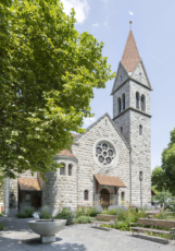 Reformierte Kirche vom Garten her gesehen bei blauem Himmel. © Regine Giesecke Reformierte Kirche vom Garten her gesehen bei blauem Himmel. © Regine Giesecke
