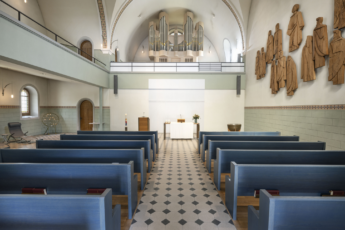 Innenansicht Reformierte Kirche Zug Richtung Abendmahltisch. © Regine Giesecke Innenansicht Reformierte Kirche Zug Richtung Abendmahltisch. © Regine Giesecke