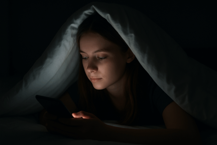 Jugendliche Dame mit Medienkonsum im Bett 1024x683