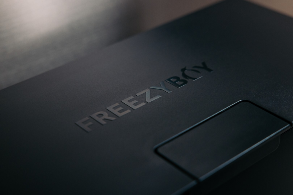 Schwarzer Deckel des FreezyBoys mit dessen Schriftzug