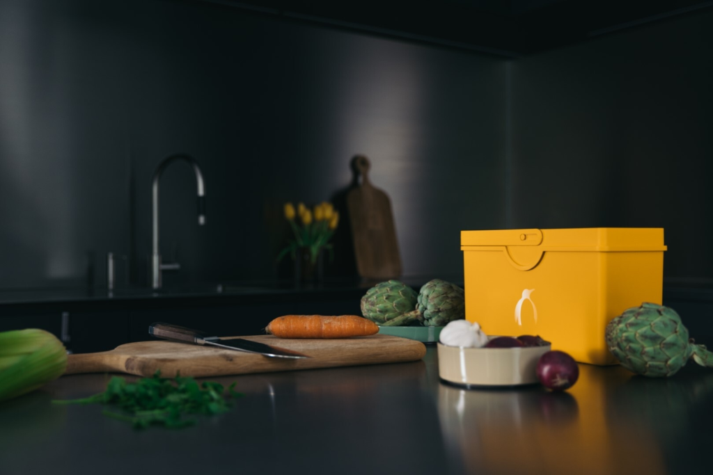 Küchen-Arbeitsfläche mit verschiedenem Gemüse belegt sowie dem gelben FreezyBoy