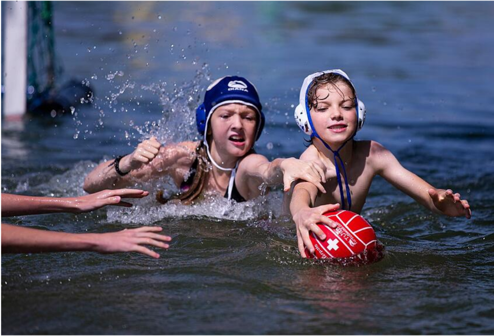 Kinder beim Wasserball spielen