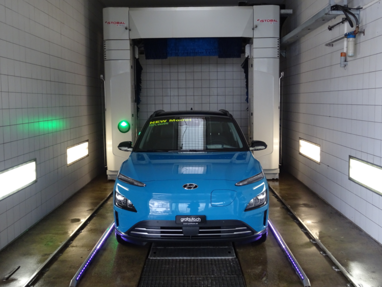 ein blaues Auto in einer Waschanlage