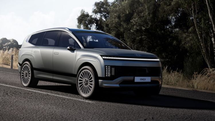 Ioniq 9 auf einer Strasse, Bäume im Hintergrund