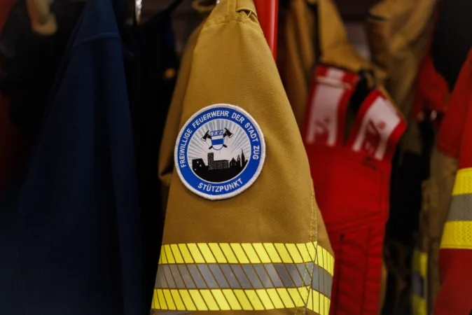 Eine Feuerwehrjacke der Stützpunkt-Feuerwehr Zug