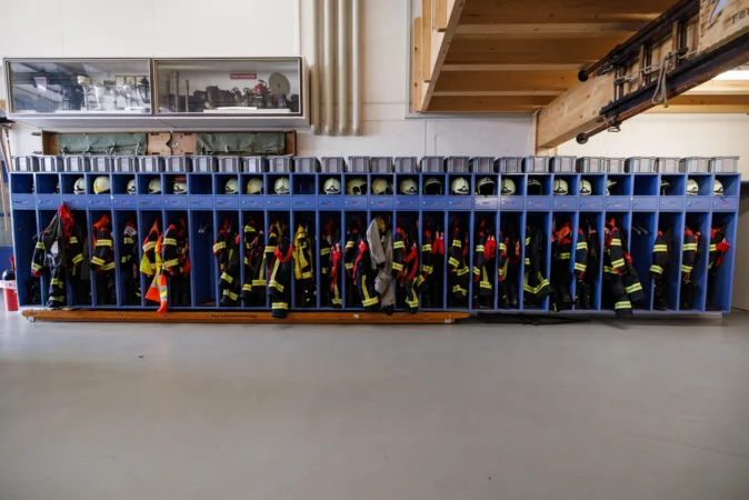Die Garderobe der Feuerwehr Hünenberg