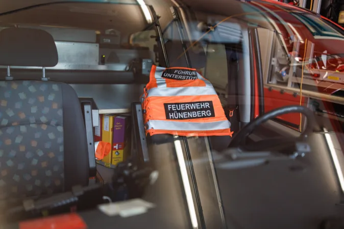 Leuchtweste der Feuerwehr Hünenberg im Auto
