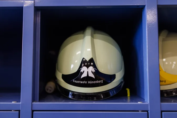 Feuerwehrhelm der Feuerwehr Hünenberg in der Nahaufnahme