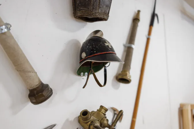 Historisches Feuerwehrequipment der Stadt Zug, aufgehängt an der Wand