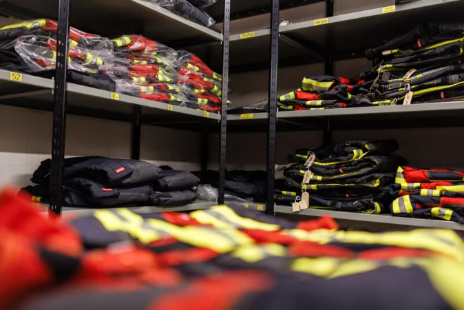 Neue Uniformen im Ausrüstungs-Lager der Feuerwehr Zug