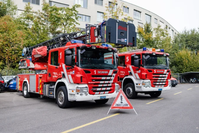 Hubretter und Feuerwehrauto stehen parat für ihren Einsatz