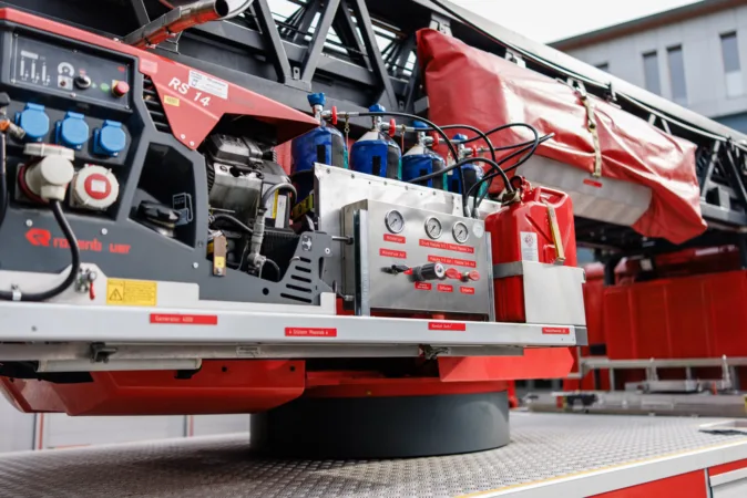 Nahaufnahme der Steuerung des Hubretters der Feuerwehr Zug
