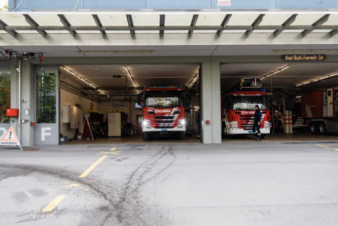 Zwei Feuerwehrautos stehen im Depot Zug parat für ihren Einsatz