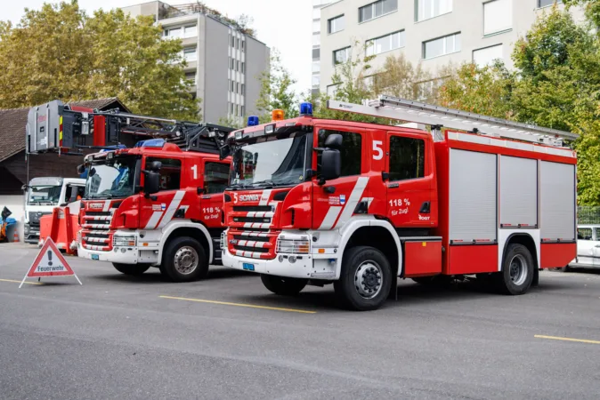 Zwei Feuerwehrautos stehen draussen parat für ihren Einsatz