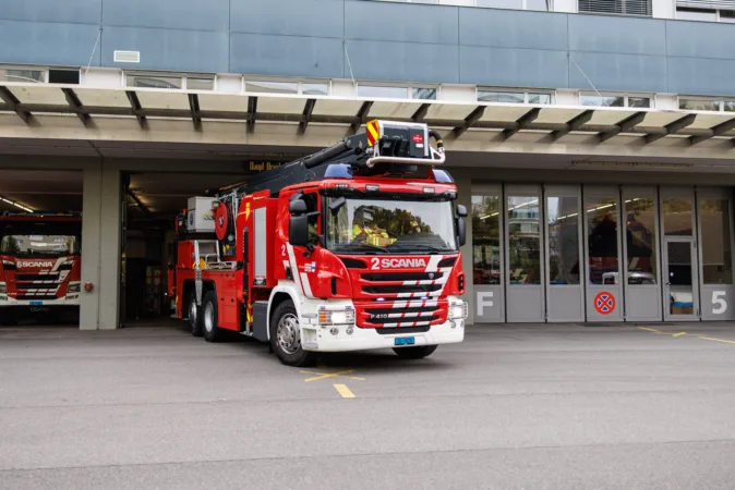 Feuerwehrauto fährt aus dem Depot
