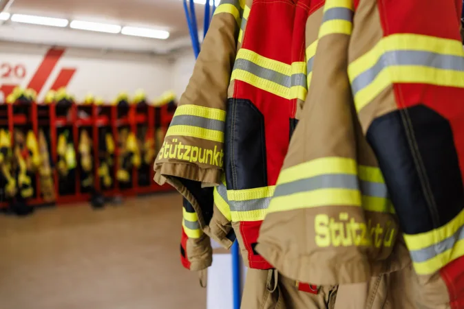 Ein Blick in die aufgeräumte Garderobe der Stützpunktfeuerwehr Zug