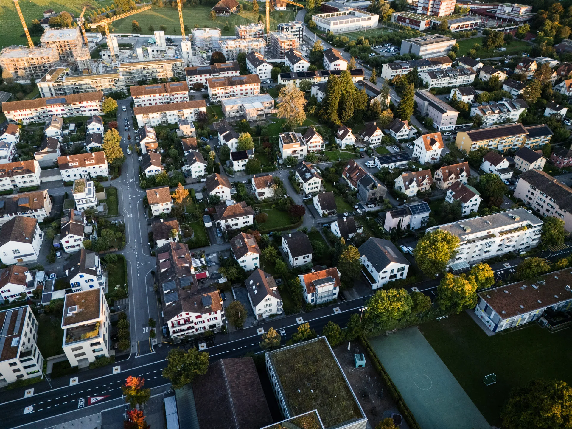 Luftaufnahme mit einer Drohne von der Stadt Zug