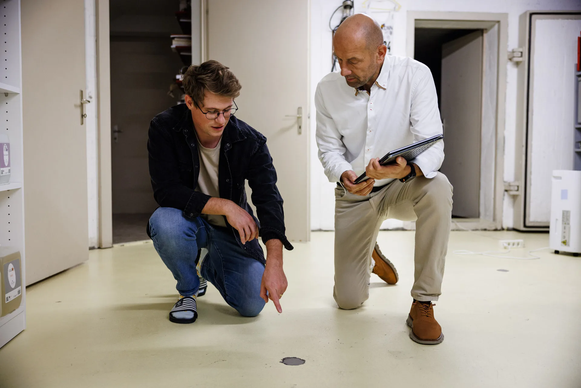 Ein GVZG-Mitarbeiter bespricht mit einem Hausbesitzer einen Schadenfall im Keller