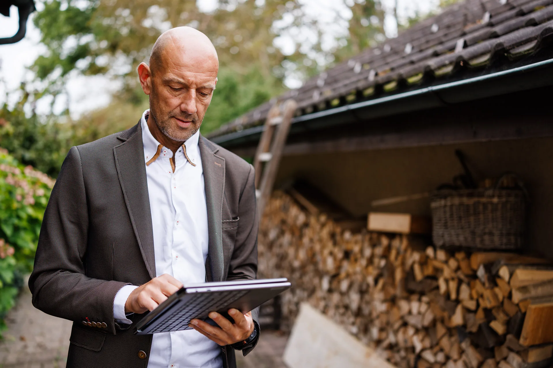 Ein Mitarbeiter der GVZG bei der Überprüfung tippt auf sein iPad