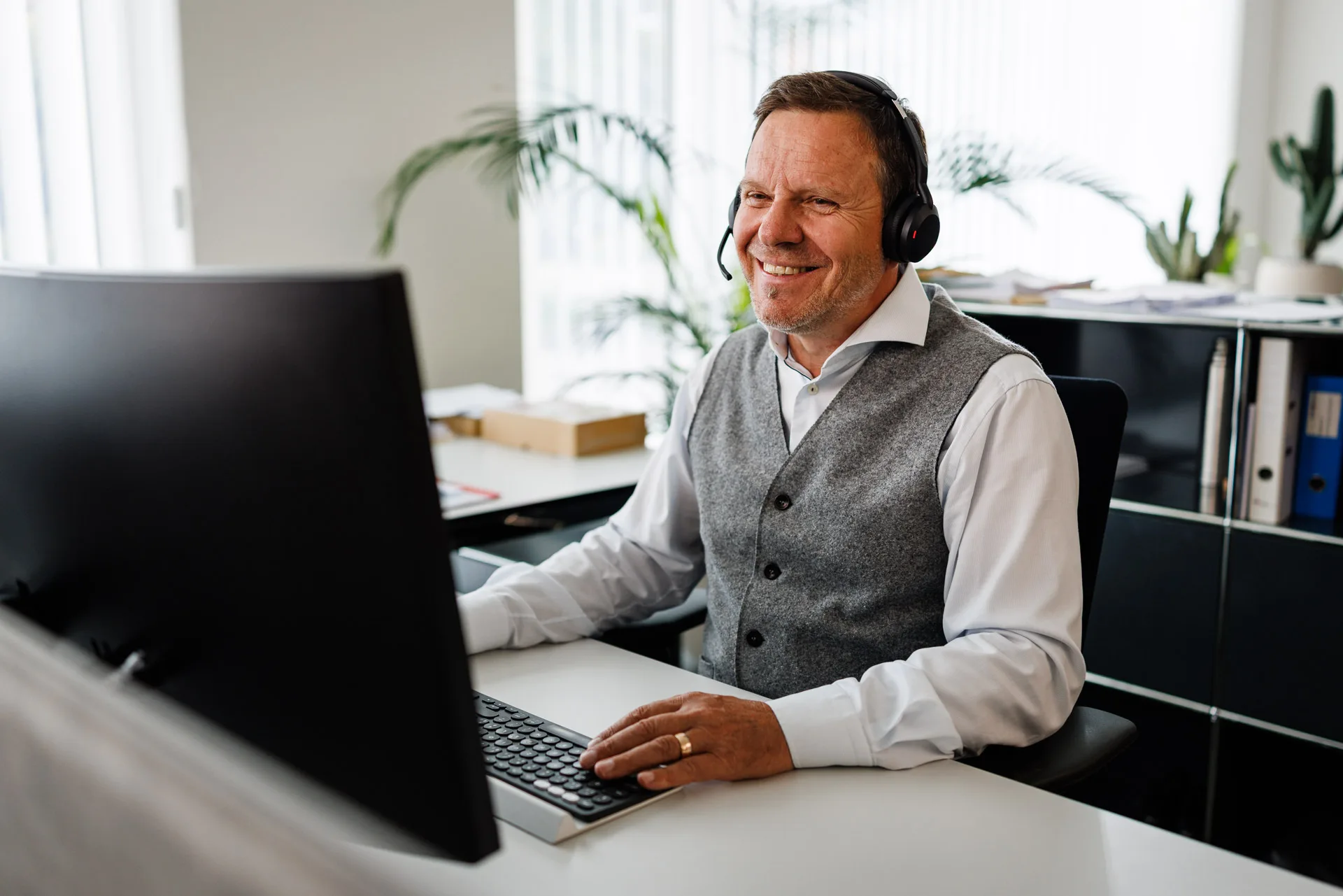 Josef Elsener in seinem Büro am Telefon