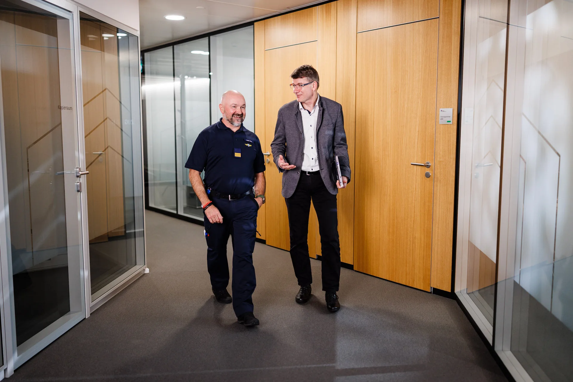 Richard Schärer und Daniel Jauch im Büro der Gebäudeversicherung Zug