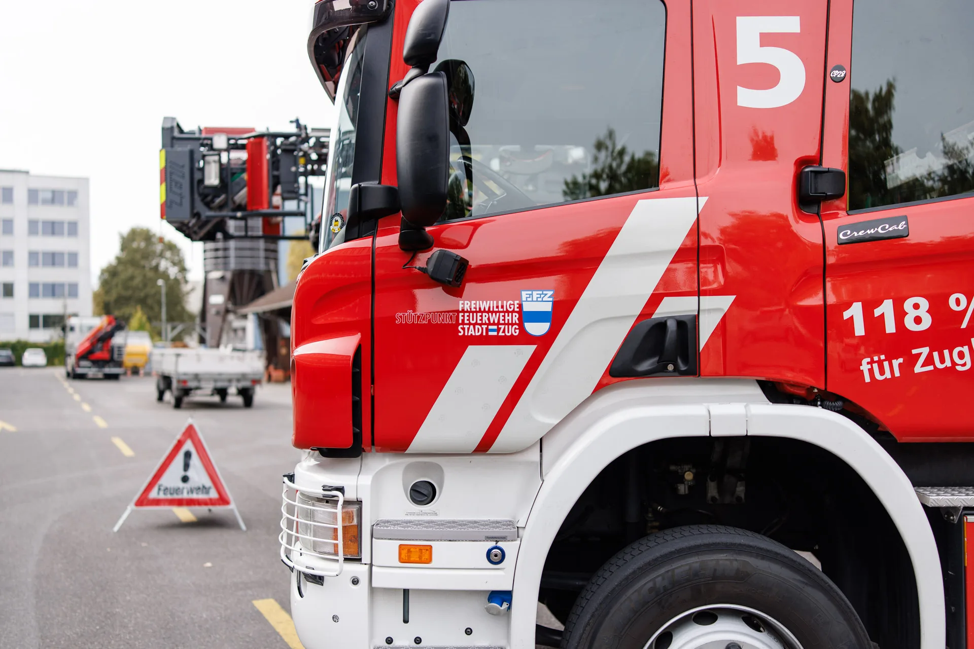Nahaufnahme der Front eines Feuerwehrautos der Freiwilligen Feuerwehr Stadt Zug