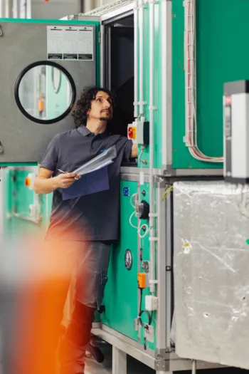 Haustechplus-Mitarbeiter überprüft Gebäudetechnik