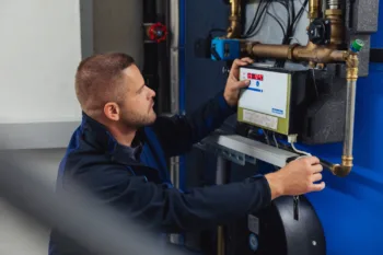 Haustechplus-Mitarbeiter prüft Heizungstemperatur