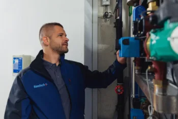 Haustechplus-Mitarbeiter prüft Heizungsleitungen