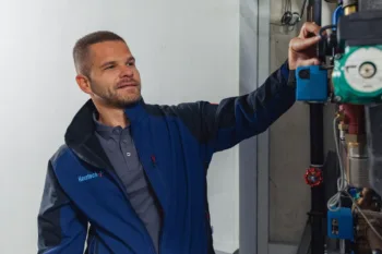 Haustechplus-Mitarbeiter prüft Heizungsleitungen