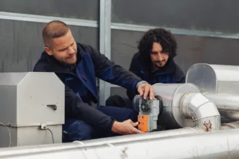 Haustechplus-Mitarbeiter prüfen Lüftungsrohre