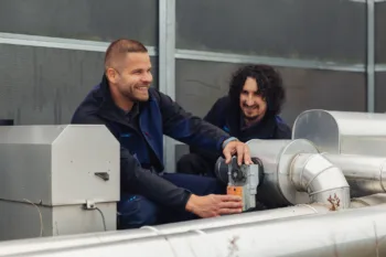 Haustechplus-Mitarbeiter prüfen Lüftungsrohre