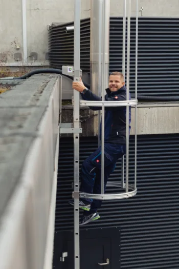 Haustechplus-Mitarbeiter im Steigschutzkorb