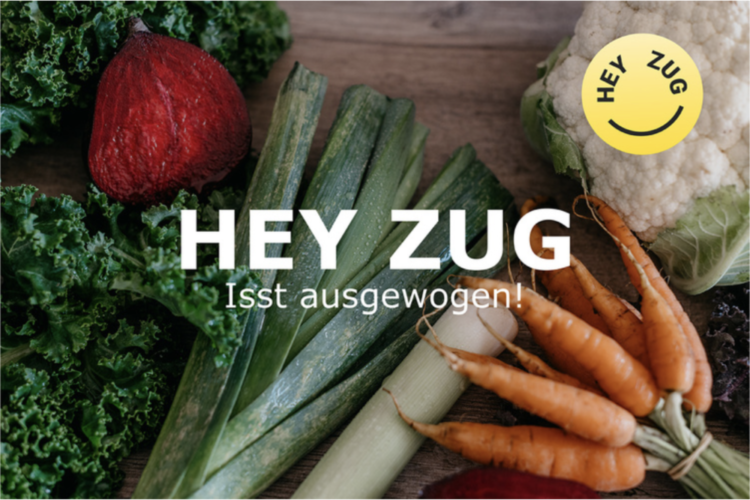 Verschiedenes, rohes Gemüse, das auf einem Holztisch liegt.
