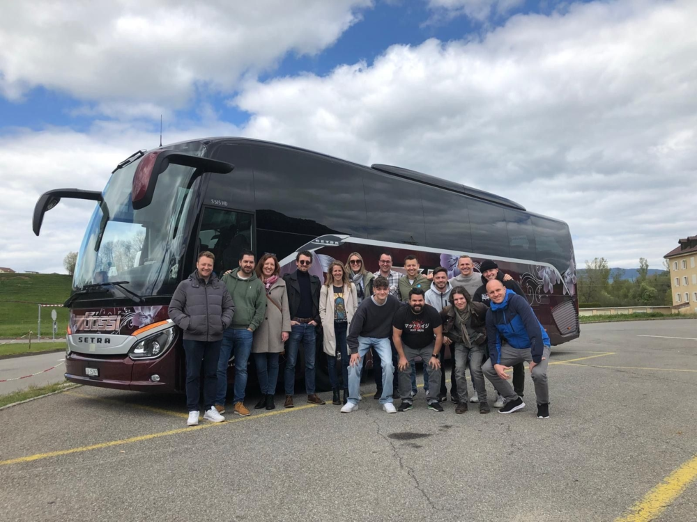 Gruppenfoto des Involve-Teams vor einem Car, aufgenommen beim Teamevent zur Feier des 500. Kunden.