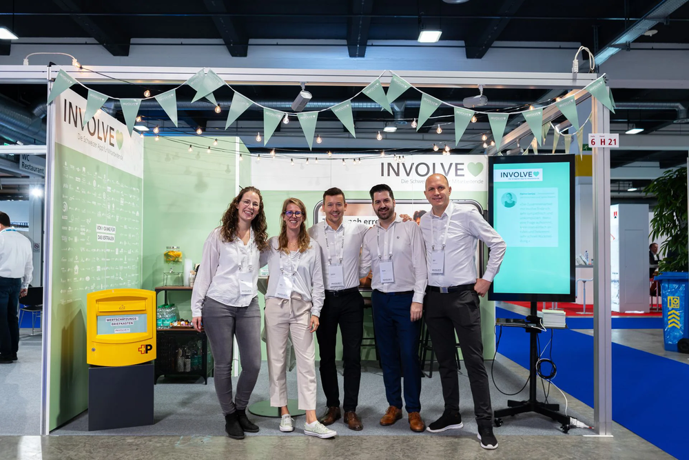 Das Team der Involve AG vor dem eigenen Messestand an der IFAS 2024