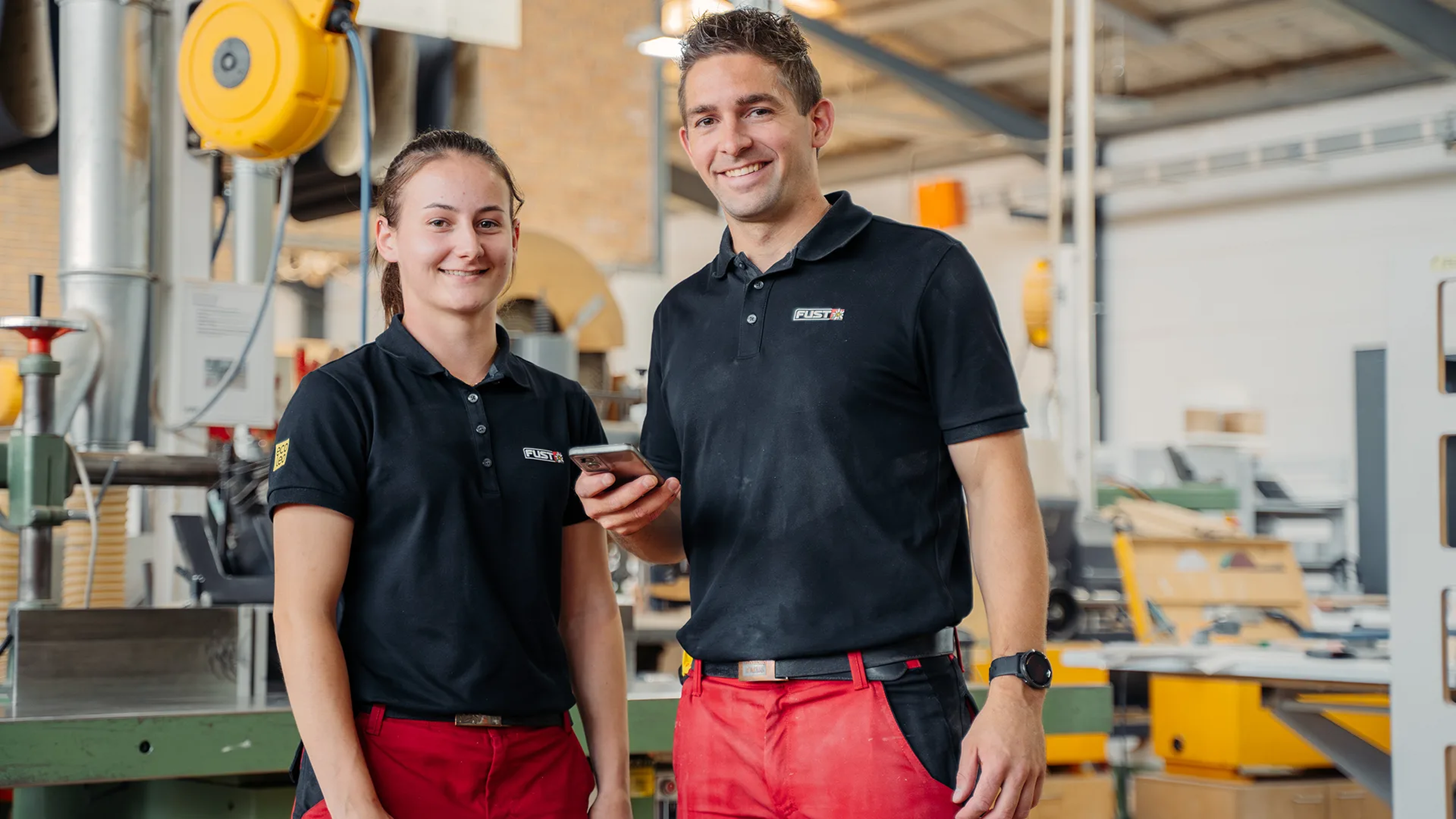 Mitarbeitende der Schreinerei Fust nutzen die Involve Mitarbeiter-App zur internen Kommunikation am Arbeitsplatz.