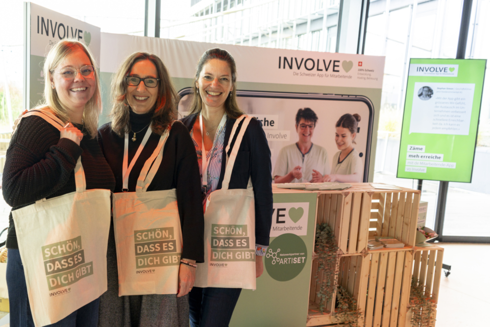 Involve-Kundinnen vor dem Messestand mit der Involve-Tasche.