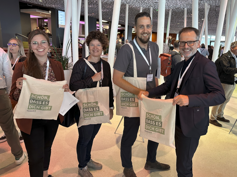 Involve-Kunden beim Artiset-Kongress mit der Involve-Tasche in der Hand