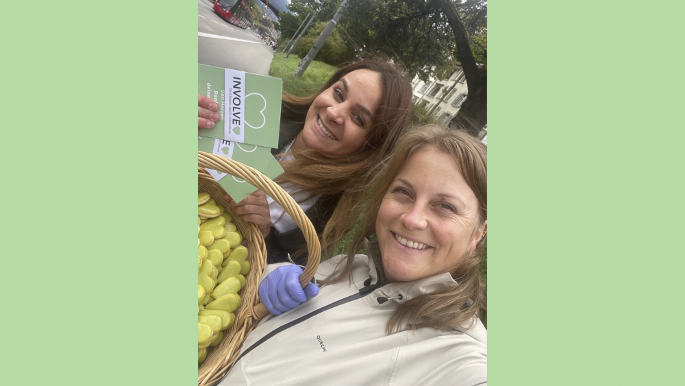 Selfie von zwei Involve-Mitarbeiterinnen mit einem Korb voller Herzkekse.