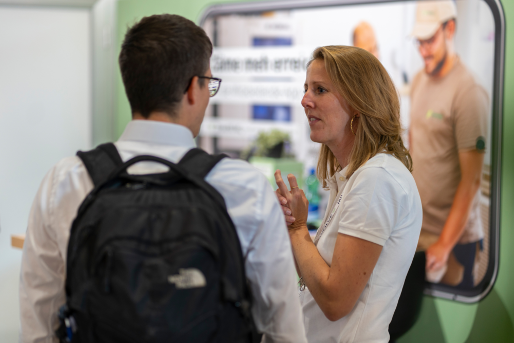 Helen Habegger, Gebietsverkaufsleiterin West, mit einem Messebesucher im Gespräch